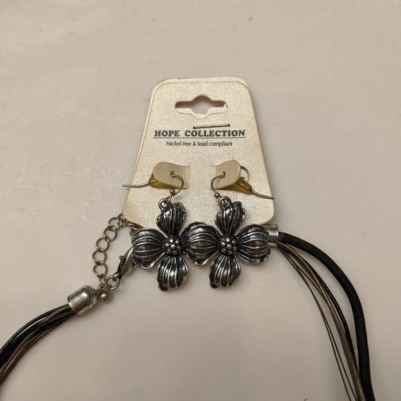 Necklace butterfly/flowers and matching earrings - Picture 3 of 4